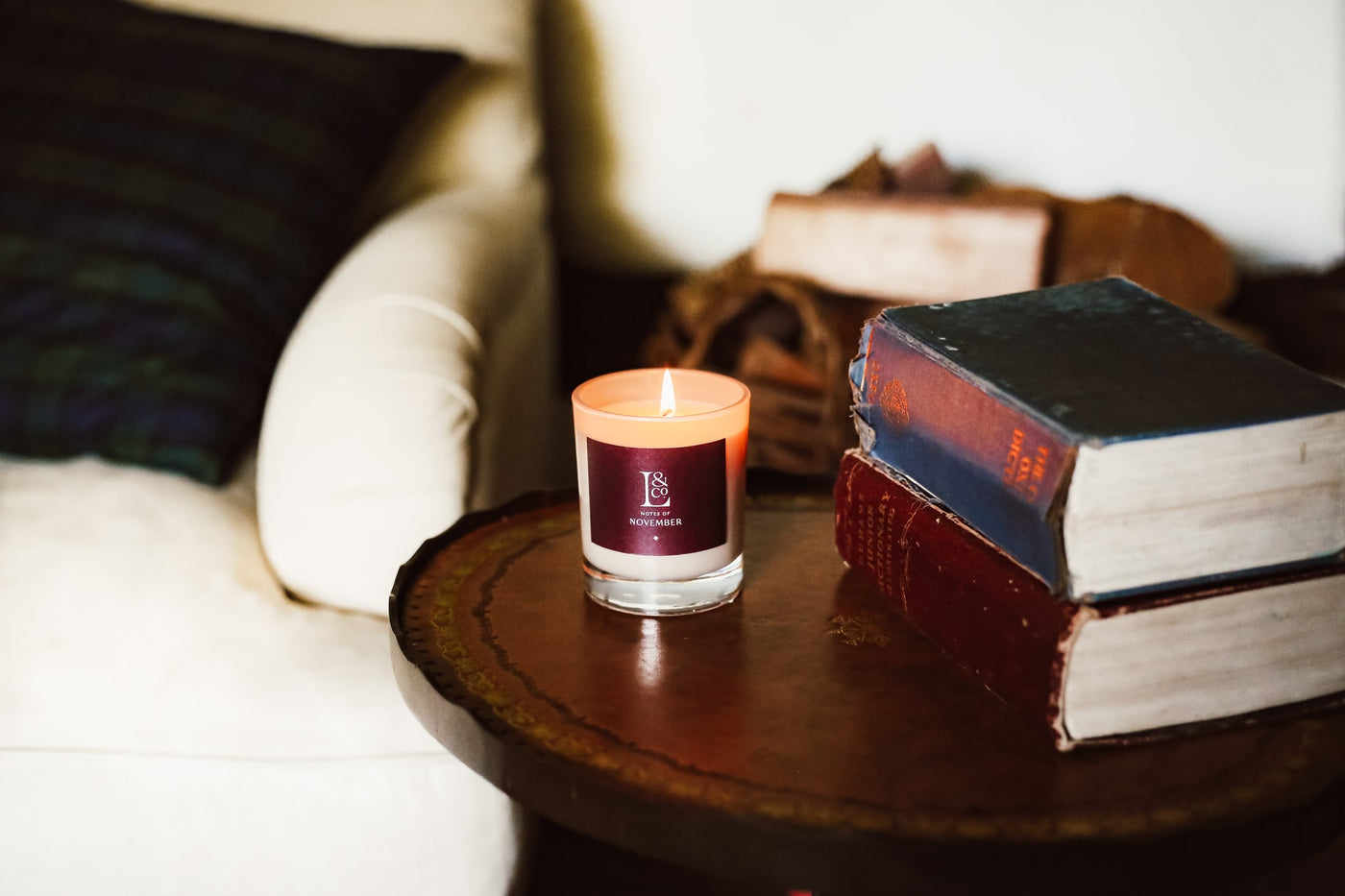 The cosy scent of woodsmoke and books in our beautiful autumn candle Notes of November. Made in England.