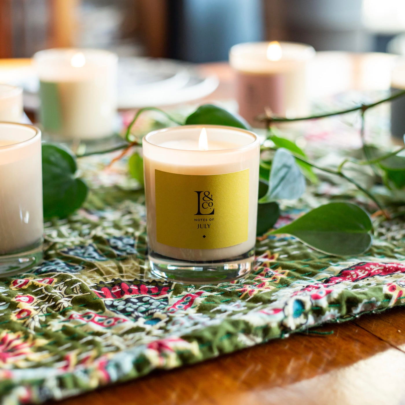 Loriest candles are inspired by each month of the year. Notes of July artfully adorns your home with the scent of tomato vine, sweet pea and mint. A delightfully fresh scent. Made in the UK. Sustainable plant-based wax.