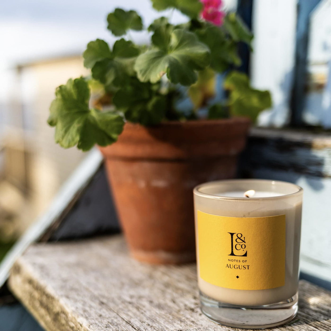 Notes of August scented candle is a coastal breeze with a hint of geranium. Beautiful uplifting scent of sunshine for those cosy autumn evenings. Made in England. 