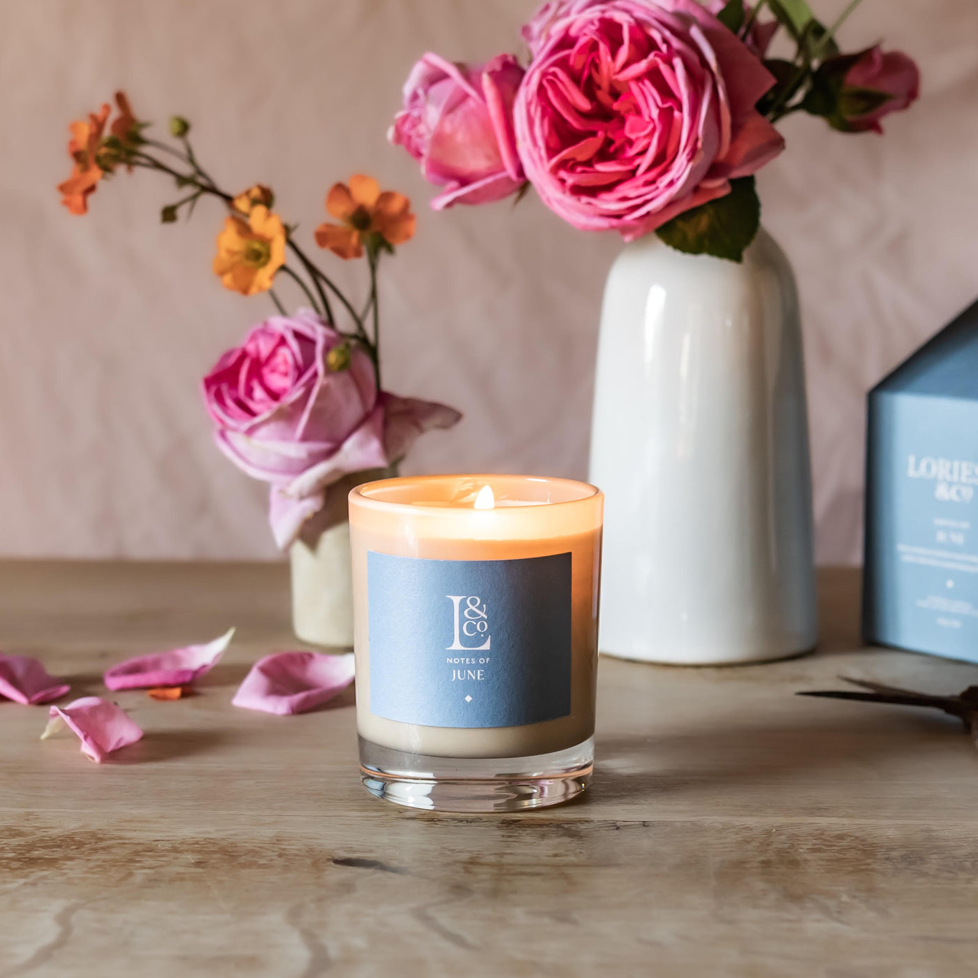 The beautiful scent of rose, elderflower and freshly cut grass. A delightful home fragrance, Notes of June candle is hand-poured in England using sustainable plant-based wax.  Scent you special occasion with Loriest.